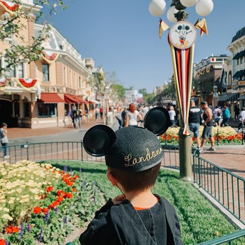 We might be a little biased, but there’s not a better view than this!
(Photo: @samlacalhoun) #Disneyland #GetYourEarsOn #MainStreetUSA
