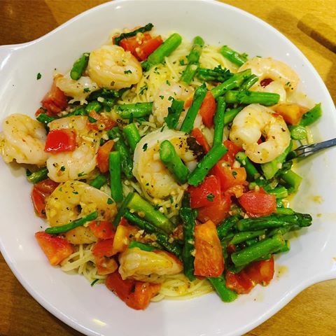 So I went to Olive Garden and got full off of breadsticks,mozzarella and salad but I did order a take home dish that was healthier. Shrimp and Asparagus scampi over angel hair pasta.  #eatingout #msfakefit #pastalovers #foodie #instagood #food #dine #betterchoices #eat #live #enjoy #life #blogger #fitness #workout #carbs #nyc #nyceats