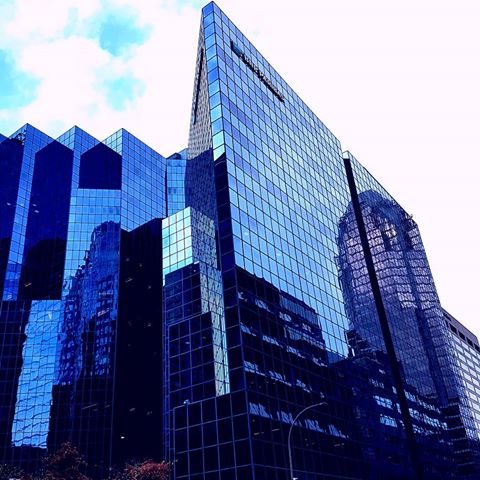 #architecture #buildings #grattesciel #skyscrapers #montreal #canada #colorssplash #blue #bleu #sky #ciel #nuages #clouds #reflets #reflections #urbain #ville #city
