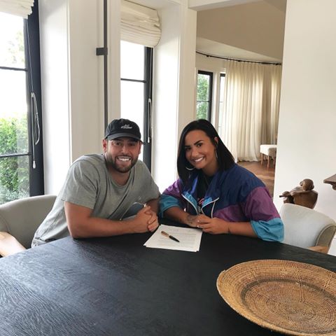 GUYS!!!!!!! Dreams came true today for me. I officially have a NEW MANAGER!!! And not just any new manager but the one and only @scooterbraun!!!! Couldn’t be happier, inspired and excited to begin this next chapter with you Scooter!!! Thank you for believing in me and for being apart of this new journey. Let’s DO THIS!!!!!! 🖊📄🎉