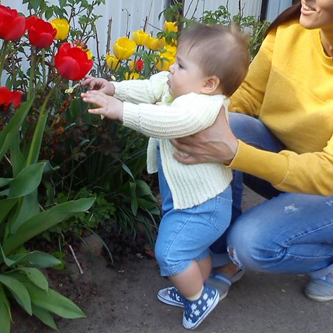 Всем ,здрасьте!
Нюхаем цветочки,заряжаемся солнышком.
Обещают похолодание... #многодетнаямама #мамавкубе #мамадочки🎀 #мамасыновей😎 #свойдом #садогород #цветочки #8месяцев #доченькалюбимая #babygirl #8months #kids #flowers #volgariver #tveroblast #домикнаволге🏡