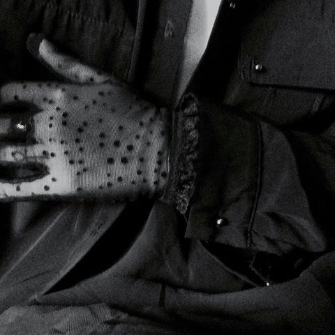 "..пьяная свирель
черная перчатка
упала на постель"(с)
.
.
.
.
#darkfashion #details #tradgoth #oldschoolgoth #lacegloves #noir #gothgoth