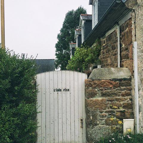 🧨 HOLD THE DOOR
.
.
.
.
.
.
.
#iledebrehat #brehat #maisonbretonne #ilebretonne #igersfrance #bretagne #breizh #house #maison #architecture #maisontraditionnelle #oldhouse #oldhousecharm #stonehouse #maisonenpierre #ile #island #france #french #frenchhouse #country #countryside_world #happy #walk #door #rusticcharm