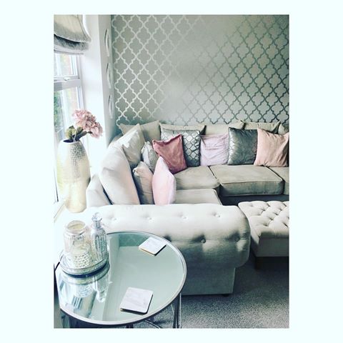 Clean and tidy but can never get my cushions to look like everyone else’s!  livingroomdecor #livingroom #livingroominterior #greyhome #greyhomesofinsta #greyhomedecor #livingroomdesigns #glasstable #homedecor #homeinspo #homedesign #livingroomideas #livingroomdesign #livingroomdecoration #livingroominspo #greylivingroom #realhomesofinstagram #realhomesofinsta #realhomes