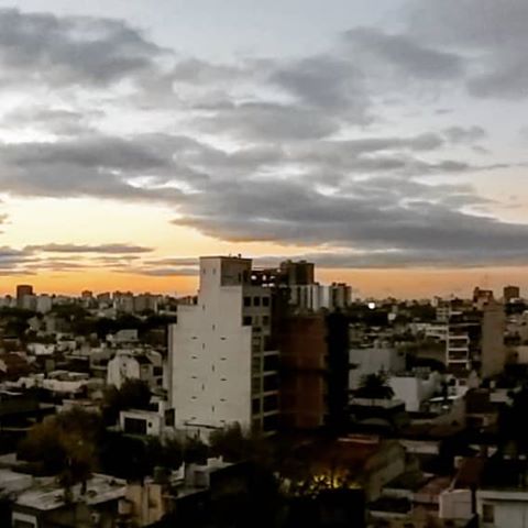 ....and the illuminated side.
#photography  #photo #claro #iluminado  #tonosclaros  #orange  #sky  #illuminated  #buenosaires  #Argentina  #foto  #fotografía