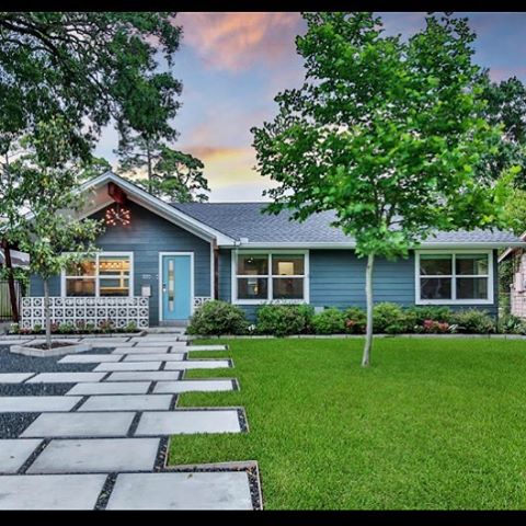 🏡OPEN HOUSE🏡. Stop by and see me at 1220 CHESHIRE. This 3🛏|2🛁|2🚘 is located in the fabulous #oakforest community. I’m here until 4! #openhouse #kristikolmetzrealtor #oakforest #midcenturymodern #aggierealtorhouston #houstonrealestate
