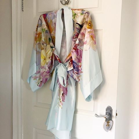 KIMONO - love the colours in this gorgeous kimono from @ted_baker . It hangs on the back of this door all the time as it just looks so nice and matches the colours in the spare room. Now the weather is warming up I’ll be able to start wearing this with my pyjamas instead of my fluffy dressing gown 👘🌸🌿🌺 .
.
.
.
.
.
#kimono #nightwear #colour #colourpop #doorsofinstagram #doordecor #tedbaker #sparebedroom #thesparebedroom #homedecor #instahome #instahomedecor #instahomestyle #myinstahome #homesofinstagram #interiors #riamariahome