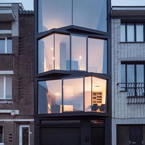 Who else loves townhouses?🏡 .
.
📐 @miassarchitectuur & @stevenvandenborre 📸 @tvdvphotography
📍Gent, Belgium 🇧🇪 Via: @restless.arch
.
.
Follow @archascendance
.
.
#belgium #townhouse #gent #interiordesign #facade