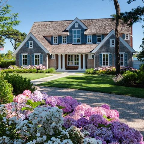 This Cape Cod stunner is everything I need this summer 🦋🦞 Where is your dream beach home? Post by @psd_architectsbuilders .
#capecodinsta #capecod #capecodhome #architecture #hgtv #houzz #southernliving #architecturaldigest #designinspo #customhomes #traditionalhome #luxuryhome #luxuryhomes #cottagestyle #exteriordesign #newengland #igdaily #hydreangea #hydrangeas #dreamhome #charminghome #beautifulhomes #shinglestyle #interiorinspo #realhousesofig #interiordesign #beautifuldestinations #interiordesigner #customhome #coastalliving