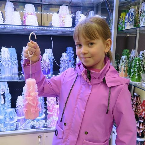 Эта свечка сделала Лизке день. 🤣🤣🤣 Детка она ещё! Счастливая такая! Уже бабушке отнесла в подарок. Делали в Измайловском Кремле -> @ss_sidorova
#мск #измайлово #кремль #мастеркласс #свеча