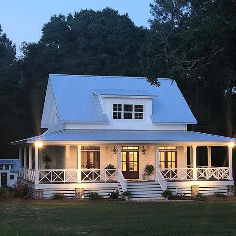 🌿Home sweet home 🌿
.
.
.
.
#myhousebeautiful #cottagesandbungalows #slhomes #house #countrylivingmag #cottage #cottagestyle #decor #design #exteriordesign #cottagejournal #southernhomemag #southgeorgia #lowcountryliving #bhghome