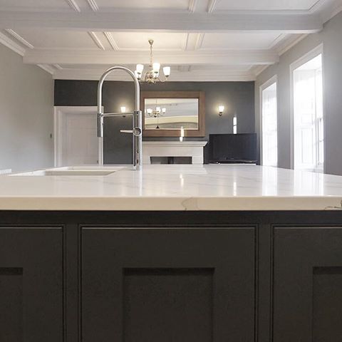 It’s Friday and we are reminiscing on this gorgeous renovation, a central island showered with light from the Georgian sash windows. simple yet elegant, what do you think? 🙌🏼
.
.
.
#bespokekitchens #bespokekitchen #bespokedesign #bespokecabinetry #bespokeinteriors #georgianmanor #georgianinteriors #luxurykitchen #luxuryhomes #luxuryinteriors