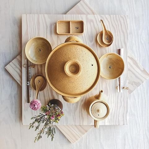 Things that have been loved and cherished acquire elegance and character. Photo by @jessicamenda.
-
-
-
-
-
#konmari #konmarimethod #mariekondo #sparkjoy #tabledecor #tablesetting #kitchendecor #gratitude #collection #elegance #ceramics #donabe