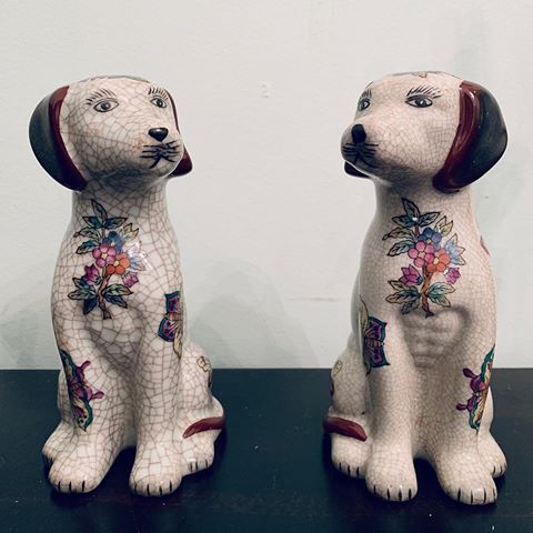 $70 + 📦. I just love this adorable floral Staffordshire style dog pair! And they are practically new! They are from a Georgia based pottery company that’s no longer in business, but they come with the original tags! They have a lovely crackle finish, one more prominent than the other (male/female?). Beautiful floral and butterfly hand painted design. These dogs sit at 8” high. Would make very cool bookends or mantel guards! Comment “MINE” to claim them and I shall send an invoice and shipping details. #staffordshiredogs #staffordshirestyle #manteldogs #ceramicdogs #dogfigurine #floraldog #crackleporcelain #cracklefinish #crazing #crazedporcelain #porcelain #dogbookends #bookshelfdecor #homedecor #pottery #curatedvintage #interiordesign