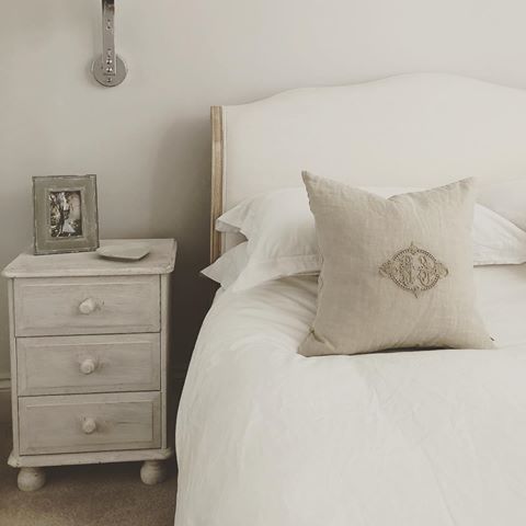 C H A M B R E.
Bedroom interior styling with white, grey and taupe home accessories from @twowillowshome.
#twowillows #cushions #bedroomdecor #scandi