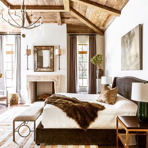 Beautifully executed master bedroom for clients in Saddle River, NJ. A lofted sealing with natural beams ads a rustic vibe to this spacious home!😍👌