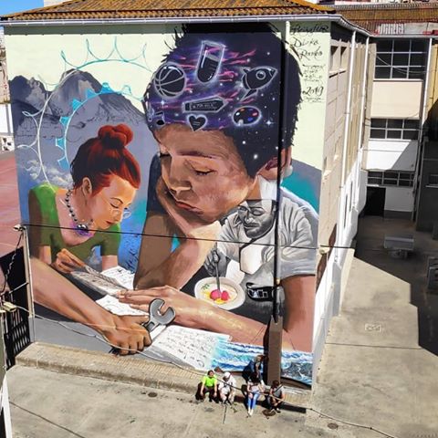 Finalizado! He disfrutado como una enana pintando este muro con los pedazo de artistas @elninodelaspinturas  @ramboljda @carlos_diako gracias por la experiencia #iesalmina 🖤 . .
.
.
.
#ceuta #graffiti  #art #artwork #spray #mural #artwork #loveart #colores #colors #children #fantasy #streetart #beijaflortattoo