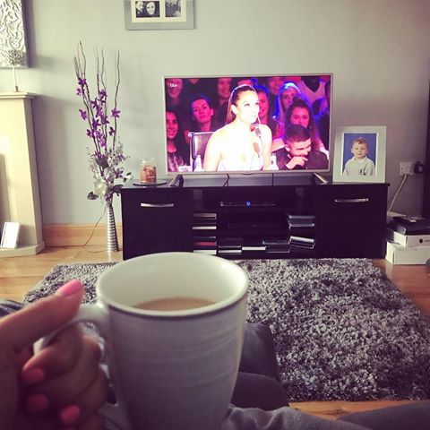 Sunday afternoon catching up on BGT with a cuppa 🥰☕️🍪 #sunday #chill #tea #teachersofinstagram #hungover #britainsgottalent #home #livingroom #livingroomdecor #love #cosy