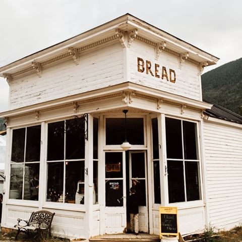 We're all trying to earn some bread. ✨ The Bread Bar, located in Silver Plume, Colorado, used to be a grocery store & eatery and has been given new life as a bar and wedding venue!⁣
⁣
Via @ourloveisloud⁣
.⁣
.⁣
.⁣
#BeetAndYarrow #Denver #DenverWeddings #RealWeddings #ColoradoWeddings #DenverBride #denverflorals #floralarrangement #weddingflorals #coloradowedding #TheSourceHotel #denverwedding #bread #silverplume #coloradoeats