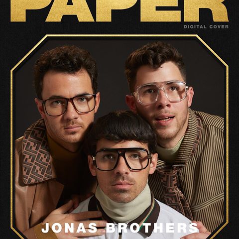 Happy #PAPERPictureDay!! Show us your best and worst family photos with the hashtag 🤓🤓🤓 Photographer: @robins_robin
Interview: @excuseme_sosorry_mybad
Stylist: @badnewsbritt
Grooming: @mnmachado, @artdeptagencyla @randco
Art Direction: @dwndwntwn
Ferret from: @hollywoodpaws