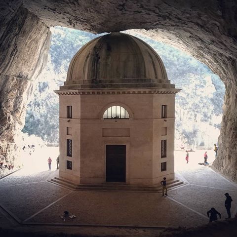 • Tempio di Valadier •
#marcodallemarche #theartofmark #photooftheday #photo #photolovers #igerphoto #architectureoftheday #Genga #grottedifrasassi #neoclassic
#temple #trekking #amazing #traveltime #architecture #view #igerview #travel #secretplaces #intothewild #igerarchitecture #archilovers #igergenga #igermarche #yallersmarche #architecturaldigest #igertemple #volgogenga #tourist #archdaily