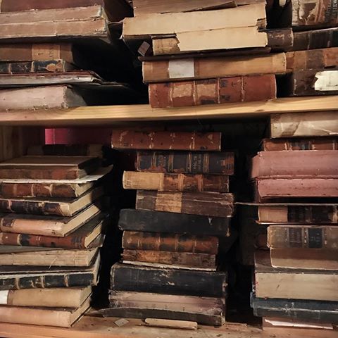 Stacks📚at a cool book/art shop in Philly.. some of these books dated back to 1850!
.
.
.
.
.
.
.
.
#apartmentdecor #vintage #vintagestyle #vintagedecor #vintagehome #apartmentgoals #decorideas #habitatandhome #inspohome #howihome #eclecticdecor #apartmenttherapy #home #mantle #homesweethome #homestyling #homestyle #homestylinginspo #apartmentliving #philadelphia #phillyhome #shelfstyling #shelfie #fleamarketfinds #thriftedhome
