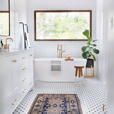 Don't want an all-white mosaic tile floor? Add black accents. (📷:@sunnycirclestudio)