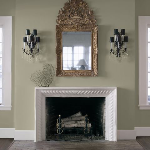 A rich, classic paint color like Natura’s® Croquet AF-455 is an elegant backdrop for this smoky fireplace.⁣
.⁣
.⁣
.⁣
Color // (Walls): Croquet AF-455, Natura®, Eggshell.