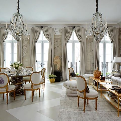 As we count down to our @kbshowhouse reveal, I'm sharing my favorite rooms from over the years.  I love this enchanting dining room from @alexsviewpoint The @graciestudio wallpaper was based on the original Elsie de Wolfe design for the @condenast ballroom. #kbshowhouse #robertpassal⁣
