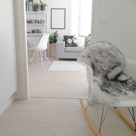 #interiordetails #myhome #keinutuoli #olohuone #livingroom #interiorinspo #interior #whitefloor #varastohylly #marimekkoastiat #viherkasvit #mustavalkoinensisustus