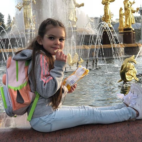 На ВДНХ включили фонтаны👍🏼
.
#миланагригорьян #вднх #девочки #детимосква #прогулка #вто #вто2019 #москва