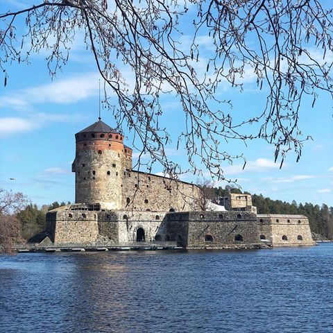 Южная Карелия🌍, она не только знаменита невероятными природными пейзажами, флорой и фауной, огромным колличеством воды🌊....Это и место уникального средневекового строительства🏰 с историей длительностью в 500 лет.
#КрепостьСавонлинна✨. #Finland#Финляндия#🇫🇮 #безфильтров#прогулкапокрепости
#Savonlinna