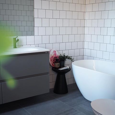 Efter ➖Före 🛁🍃🍃
#bathroom #bathroomdesign #badrumsinspo #tapwell #jotex #vedum