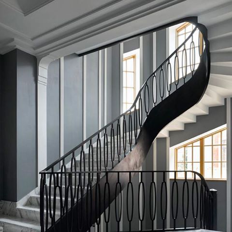 Welcome home! Staircase envy //
.
.
.
.
.
.
#staircase #stairwaytoheaven #entryway #luxuryarchitecture #luxuryhomes #luxurylifestyle #staircasedesign #homedecor #interiordesign #luxuryrealestate #interior #interiorlovers #designgoals #interiordesignideas #interiordesigninspiration #windowdesign #walldesign #floortile #banister #modern #transitionaldesign #moderndesign #modernhome #designdetails #marblestairs #marble #sundayvibes #vivfarhidesigns