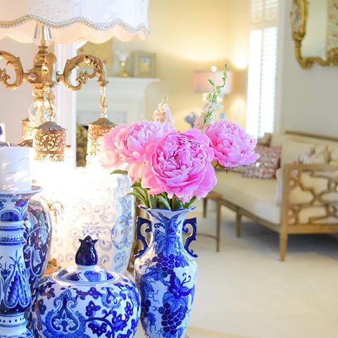 #peonies#pinkpeonies#peoniesseason#blueandwhite#interiors #design#style #interiordesign #interiordecorating #instadesign#instahome#homedecor #antique #foyerdecor#foyertable #console #consoletable #vignette#antiques #flowers#instadecor #lamp#tablelamp#interior_and_living#interior_and_decor#interior_and_home#instagood#interior123 #colors_of_day#spring