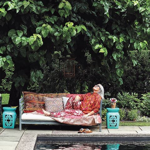 @cottagesgardens ;
Relaxing in style at @joannabuchananofficial's luscious garden. In our latest #gardentour, you'll learn more about her colorful style featuring some incredible products from her vibrant line to enhance your home. They are also lovely for gifting. Check out more in our profile. 📷 @costaspicadas
.
.
•
•
•
•
•
#loft #livingroomdesign #interiordesigner #nordiskehjem #styleathome #livingroominspo #designers #concrete  #outfit  #artwork #nature #landscape  #kitcheninspo #travel #kitchenisland #houzz #hgtv #contemporary #love #luxury #concept #interior2you #travel 
#アーキテクチャ 
#معماری
#discoverls