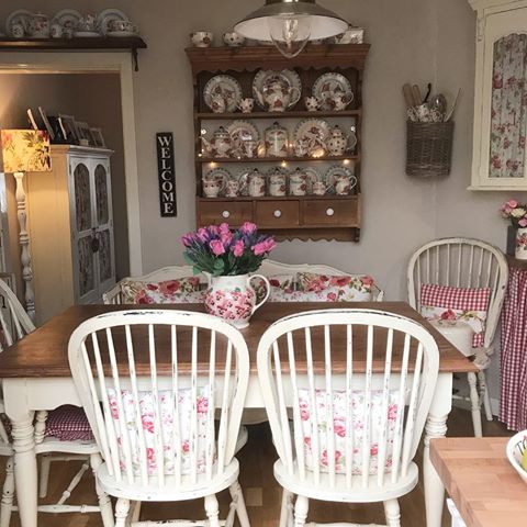 Very grey here this morning! Let’s hope the sun comes out later☀️💕#cottage #cottagestyledecor #cottagestyle #cottagekitchen #farmhouse #farmhousekitchen #farmhousestyledecor #countrykitchen #countrystyle #kitchen #kitchendesign #cathkidston #emmabridgewater #emmabridgewateraddict #lauraashleyuk #lauraashleyhome #cosyhome #homesweethome #vintagestyle #rose #interiors #interiordecorating #interiorismo #interior_and_living #interior_design #shabbychic #shabby #shabbychicdecor