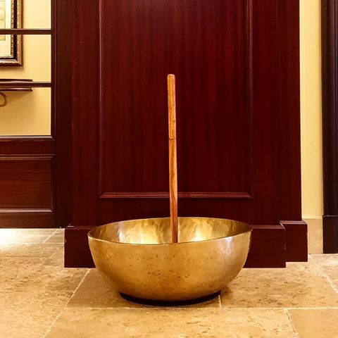Singing Bowl Ritual at one of the hotels in Singapore. Guess where.
#travel #travelagents #Singapore #Visitsingapore #leisure #relax #hotel #singingbowl #travelagent #holiday