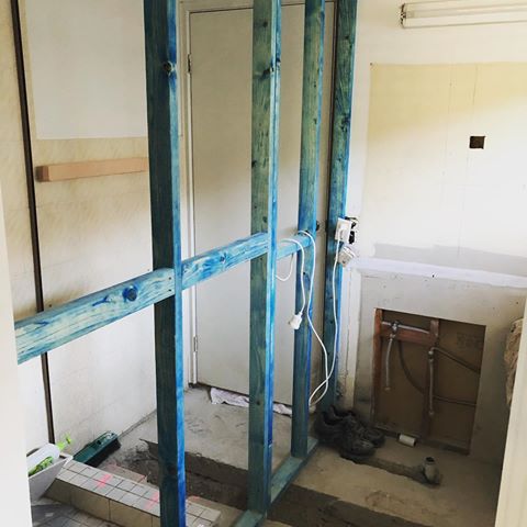 We have a wall, well sort of 😁 
This wall divides the en-suite and bathroom. Next step will be getting the plumber in to lay the pipes and then we can sheet the walls and get it ready for waterproofing.
Total cost so far $540
.
.
.
#renovations #renovation #interiordesign #design #renovationproject #diy #realestate #homerenovation #construction #home #house #homedesign #decor #bathroomdecor #bathroomremodel #myhome #bathroomrenovation #tiles #goldcoastrealestate