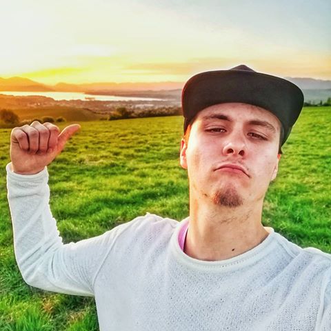 Nie ten sveter nemám naopak👌
A áno je to pekné miesto🏞️
A neviem prečo taký výraz 🤔
.
.
.
.
.
.
#instagood #instagram #slovakia #slovakboy #instaslovak #liptov #liptovskymikulas #me #nature #naturephotography #photooftheday #like4likes #like #likeforlikes #follow #followforlike #follow4followback #sunset #white #black #check