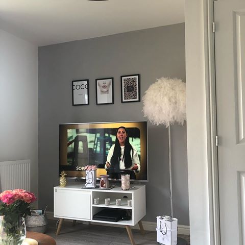 Spending my Sunday catching up with Geordie Shore & a face mask 💁🏻‍♀️ I know there’s been 19 seasons now but I still absolutely love this show! Please never cancel it @mtv 😜 #geordieshore #sunday #sundayvibes #sundayfunday #sundayafternoon #sundaymood #livingroom #livingroomdecor #livingroominterior #homeinspo #homeware #homegoods #newbuild #persimmonmoseley #moseley #moseleyhome #homedecor #homedeco #homesweethome #homestyling #homeinspiration #homevibes #myhomevibes #instagood #instadaily
