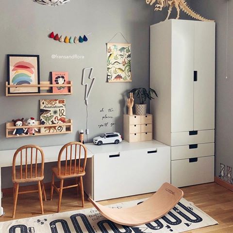 How lovely is this child’s room by @fransandflora 👈🏻 OYOY The Adventure rug is available in our sale 💫
.
#kidsroom #kidsroomdecor #kidsinterior #kidsroominspo #nordichome #nordicinspiration