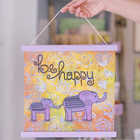 Happy Weekend, ihr Lieben🐘💜 ⠀⠀⠀⠀⠀⠀⠀⠀⠀⠀⠀ ⠀⠀⠀⠀⠀⠀⠀⠀⠀⠀⠀ ⠀⠀⠀⠀⠀⠀⠀⠀⠀⠀⠀ ⠀⠀⠀⠀⠀⠀⠀⠀⠀⠀⠀ ⠀⠀⠀⠀⠀⠀⠀⠀⠀⠀⠀ ⠀⠀⠀⠀⠀⠀⠀⠀⠀⠀⠀ #poster #behappy #elefanten #elefantenliebe #glückselefant #posterart #posterwall #bilderrahmen #bilderwand #dekoideen #solebeich #sowohneich #home #interiorinspo #art #kunst