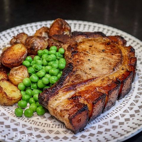 Pork chop anyone?! .
.
One of my favourite pork chops come from @turnerandgeorge I brined this for 48 hours, turned out super juicy and tender served up with some new potato roasties cooked in duck fat! 😋😋 .
.
#pork #porkchop #turnerandgeorge #qualitymeats #butchers #lovepork #porkchops #porkypig #food #goodfood #roast #roastpotatoes #goosefatpotatoes #gravy #meal #yummy #succulent #juicy #kitchen #tasty #foodporn #foodstagram #foodpics #foodphotography #meat #foodie #instafood #foodgasm #smokin_dans