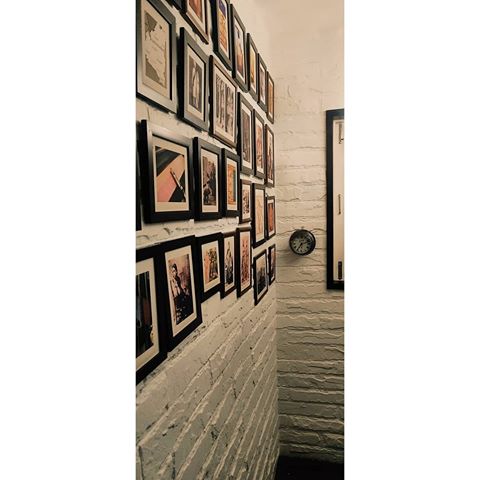 Posting on the wall... Literally! .
.
.
#oneplus6t #oneplus #shotononeplus #interiors #interiorporn #photoframe #photography #walldecor #instagram