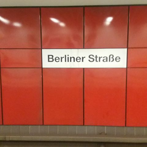 Интересно, зачем в Берлине называть улицу "Берлинская"?
Это для тех,кто не понял,где он?)
#берлин