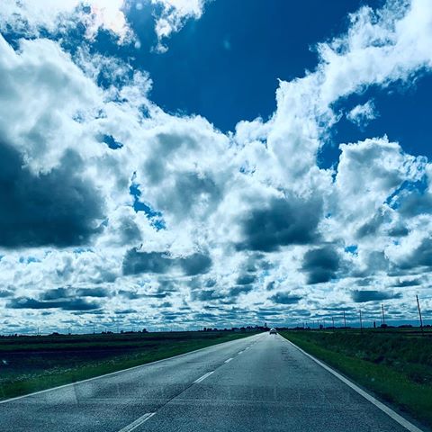 ☁️🌥🛣
#nuvole #sky #cielo #instaphoto #street #clouds #instamoment #italy #strada #photography #sea #picoftheday #instagood #travel #photooftheday #paesaggio #photo #beautiful #panorama #viaggioinauto #nuvoledipioggia #white #click