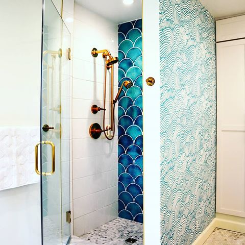 Mermaid Vibes 🌊 #parklandplace master bathroom, complete with brass fixtures, wave wallpaper + beautiful hand painted scale tile... @ellenthepaperhanger @kohler @thethomasbrickco @tsgcleveland
#interiors #interiordesign #interiorismo #interiorstylist #interiordetails #interiors123 #interior_and_living #interiores #sodomino #mydomaine #smmakelifebeautiful #pursuepretty #liveauthentic #livefree #currentdesignsituation #renovation #construction #wallpaper #bathroom #bathroomremodel #brass #luxuryhomes #hgtv #cle #cleveland #designlife #wdcfuctionaldesign #woodlanddesigncompany