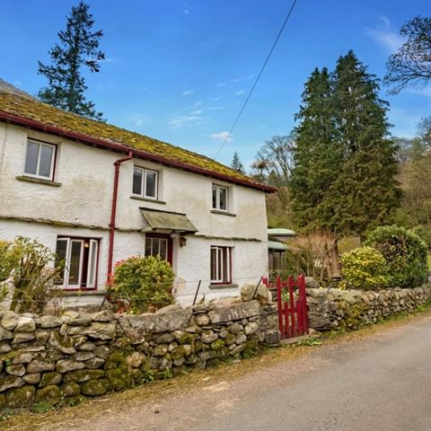 #Grasmere set in the heart of the Lake district National Park... Would you live here? 
This stunning cottage is available to rent!
#cottage #cottagetorent #property #propertytorent #lakedistrict #nationalpark #estateagents #nature #countryside #countryliving #villageliving #lettings