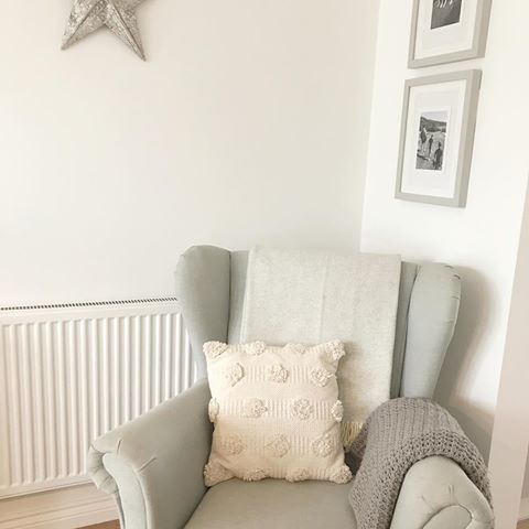 Pale duck egg and grey. Two of my favourite colours and they appear throughout the house. I like this little corner in the dining room. It’s in a sociable spot but you can also see the tv through the living room door. Happy that it’s line of duty night 😁but not that it’s Monday tomorrow. Where do the weekends go? .
.
.
#wingbackchair #chair #duckeggblue #duckeggchair #greythrow #greydecor #neutraldecor #neutraltones #comfycorner #myhome#myhomestyle #interiors #interiordesign #interiorstyle #familyhome #thethornford #taylorwimpey #owlcottage